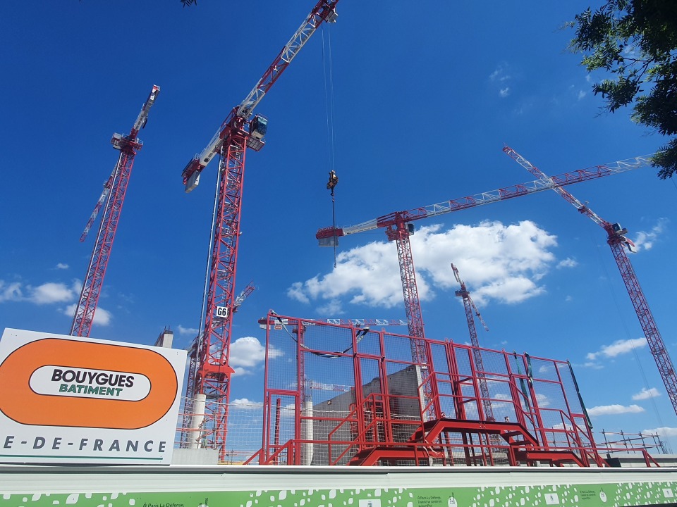 Chantier Bouygues Batiment Ile-de-France avec grues de construction